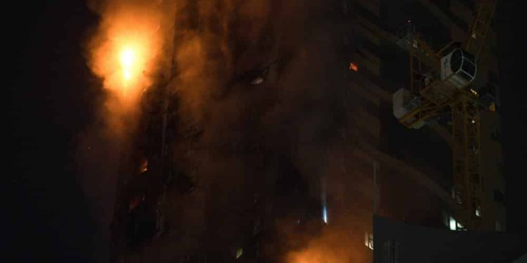 Incendio consume rascacielos en Emiratos Árabes Unidos