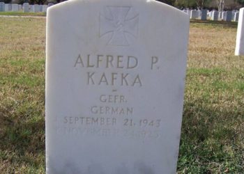 Encuentran dos lápidas con inscripciones nazis en cementerio militar de Estados Unidos