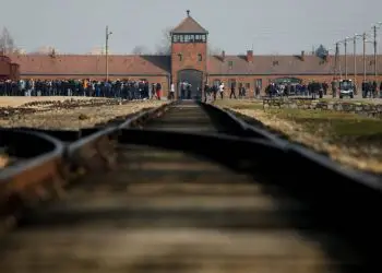 Artículos de prisioneros judíos son encontrados en escondite de Auschwitz