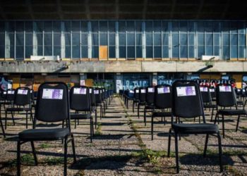 Sillas con dinero falso colocadas sobre el antiguo cementerio judío de Lituania