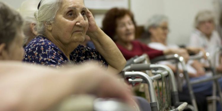 Ancianos con COVID-19 muestran síntomas inusuales