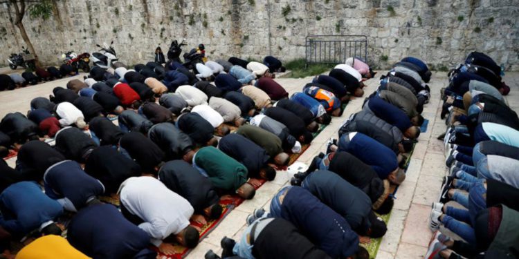 Árabes desafían el bloqueo por coronavirus para celebrar Eid al-Fitr