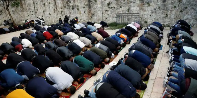 Árabes desafían el bloqueo por coronavirus para celebrar Eid al-Fitr