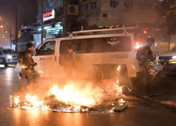 Embajada de EE.UU. en Israel emite advertencia mientras árabes en Jaffa protestan con ataques incendiarios