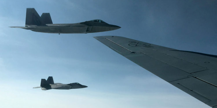 Cazas F-22 Raptor son enviados a interceptar avión espía ruso sobre alaska