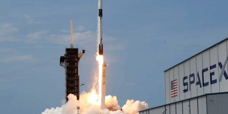 Capsula del SpaceX Crew Dragon se acopla con éxito a la Estación Espacial Internacional