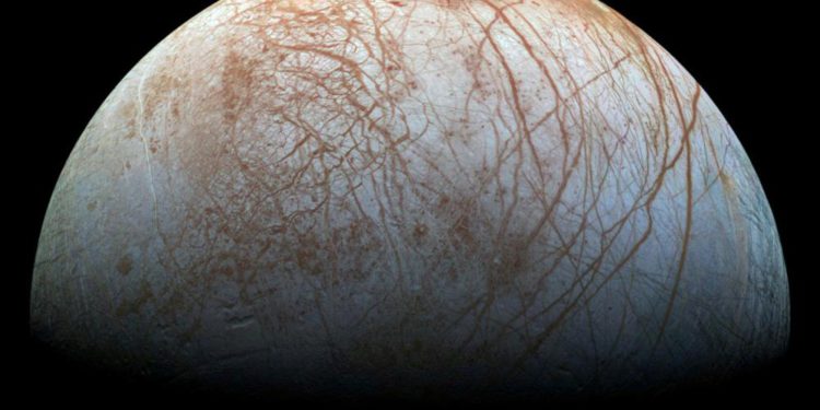 La luna Europa de Júpiter pudo albergar vida en su océano subterráneo, según científicos