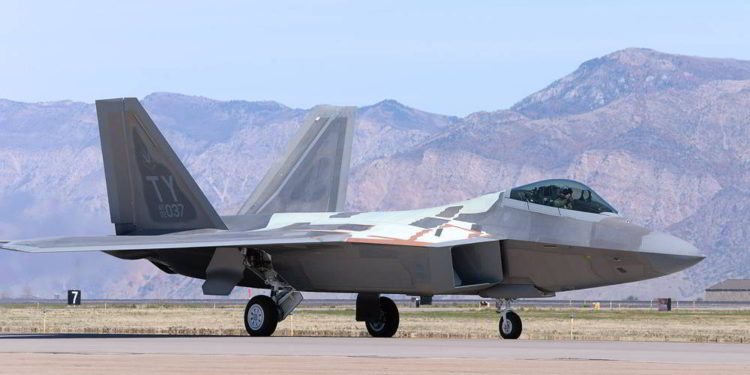 Cazas F-22 Raptor de la Fuerza Aérea de EE. UU. Enfrentan escasez de motores