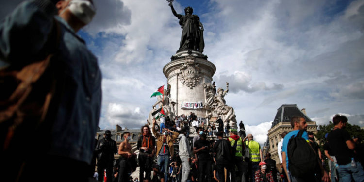 Manifestantes contra el racismo en París gritan “sucios judíos” a los contramanifestantes