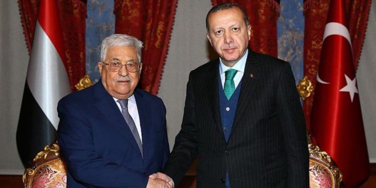 El llamado de los palestinos al presidente turco, Recep Tayyip Erdogan, y a la Organización de Cooperación Islámica, pidiéndoles que lideren la batalla contra los planes de Israel de declarar su soberanía en el Valle del Jordán y los poblados en Judea y Samaria, junto con la indignación árabe que el mismo presidente de la AP, Mahmoud Abbas, se provocó cuando abrió la puerta a Erdogan, el querido de la Hermandad Musulmana, demuestran hasta dónde están dispuestos a llegar los palestinos para conseguir ayuda de fuentes islámicas no árabes ante su desesperación por la falta de apoyo árabe. Estas nuevas fuentes son una bandera roja para los estados árabes, que supuestamente están comprometidos a proteger los intereses nacionales palestinos.