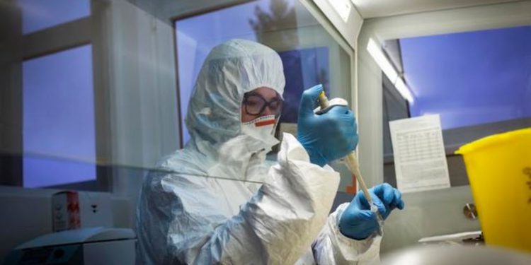 En la última semana se confirmaron más de 800 nuevos casos de coronavirus en Israel, ya que la tasa de infección diaria sigue aumentando tras el levantamiento parcial de las restricciones gubernamentales.