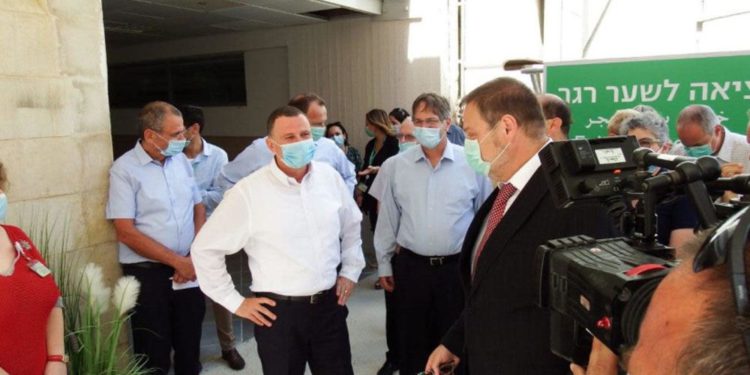 La situación del coronavirus en Israel es “alarmante y dramática”, afirmó el Ministro de Salud, Yuli Edelstein, durante una sesión informativa para los medios de comunicación que siguió a su visita al Centro Médico Soroka en Beer Sheba el martes.