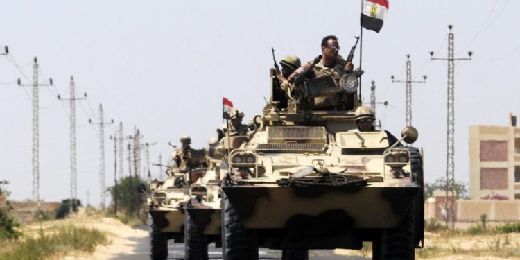 Sisi de Egipto ordena al ejército prepararse en medio de tensiones con Libia