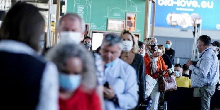 Los países europeos están facilitando algunos controles fronterizos desde el lunes, después de meses de bloqueo por coronavirus, antes de lo que se espera que sea un verano de bajo perfil en la industria turística.
