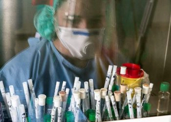 Dado que la pandemia de coronavirus no muestra signos de detenerse en un futuro cercano, los países y las empresas farmacéuticas han estado compitiendo entre sí, no solo con la esperanza de encontrar una cura, sino también de ser los primeros en venderla a todo el mundo.