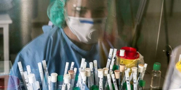 Dado que la pandemia de coronavirus no muestra signos de detenerse en un futuro cercano, los países y las empresas farmacéuticas han estado compitiendo entre sí, no solo con la esperanza de encontrar una cura, sino también de ser los primeros en venderla a todo el mundo.