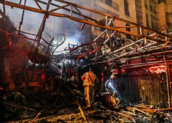 Irán inicia investigación de explosión que mató a 19 personas en clínica de Teherán