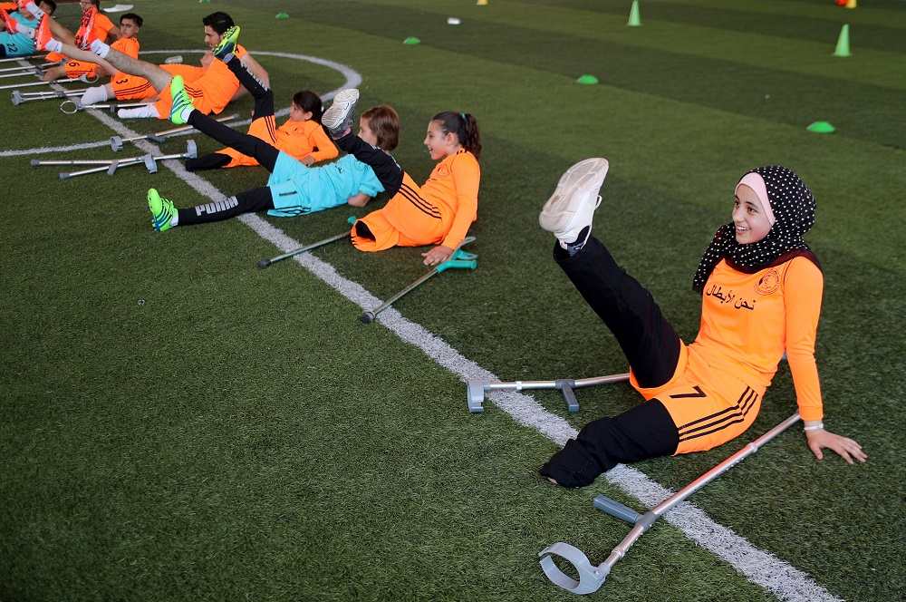 Jóvenes amputados de Gaza vuelven a jugar al fútbol tras la reducción de restricciones por el coronavirus 