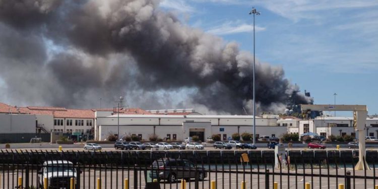 Gran incendio envuelve buque de guerra de Estados Unidos en San Diego