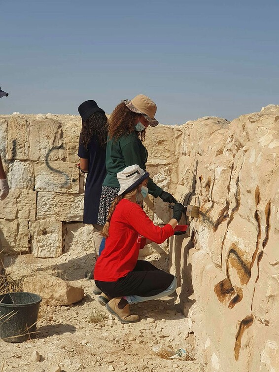 Israelíes ayudan a renovar sitio arqueológico de 2.000 años de antigüedad en Yeroham