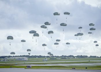 Ejército de EE.UU. despliega 400 paracaidistas en simulacro de invasión de largo alcance