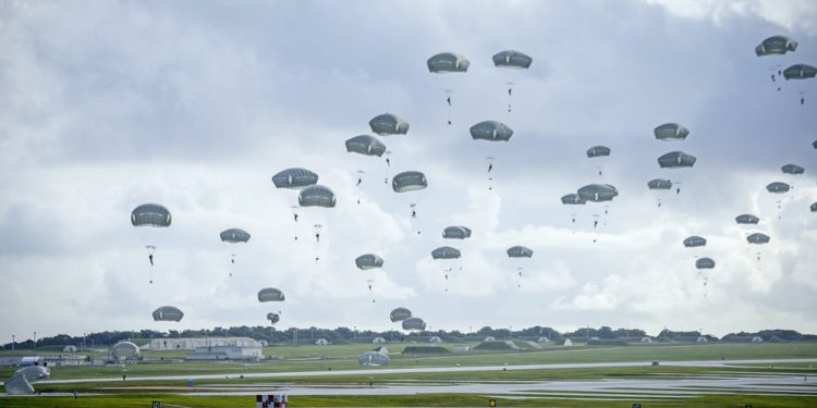 Ejército de EE.UU. despliega 400 paracaidistas en simulacro de invasión de largo alcance