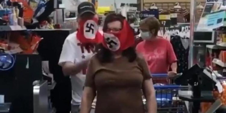 Pareja de Minnesota utilizó máscaras faciales con esvástica en Walmart