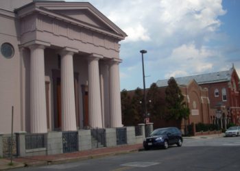 Dibujan esvásticas en casa y banco de un barrio judío en Baltimore