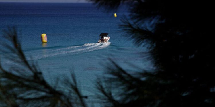 Chipre sanciona a dos israelíes por no cumplir cuarentena después de viaje en barco