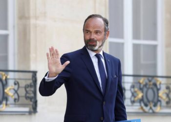 Primer ministro de Francia renuncia mientras Macron prepara una reorganización política