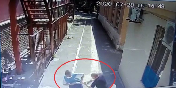Hombre armado con hacha irrumpe en sinagoga de Ucrania
