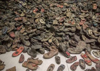 Auschwitz: Inscripciones encontradas en zapatos de niños enviados al campo nazi