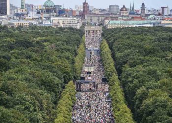 Neonazis protestan en Berlín contra las restricciones por el coronavirus