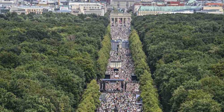 Neonazis protestan en Berlín contra las restricciones por el coronavirus