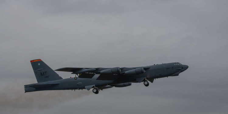 Bombarderos B-52 de EE.UU. se integran con cazas franceses y británicos