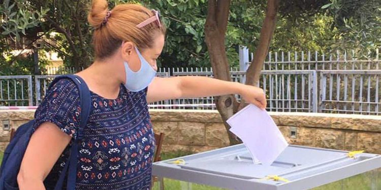 Ciudadana israelí enfrenta cargos penales por votar tres veces en Rusia