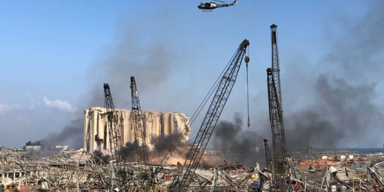 Rescatistas tamizan escombros de la explosión en Beirut en medio de señales de vida