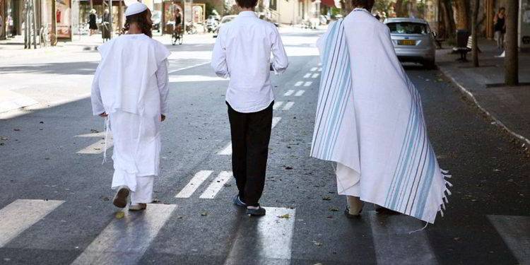 Sinagogas de Tel Aviv utilizarán espacios públicos para mantener el distanciamiento social