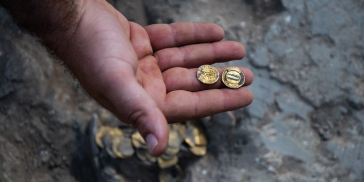 Alijo de monedas islámicas de oro de hace 1.100 años halladas en Israel