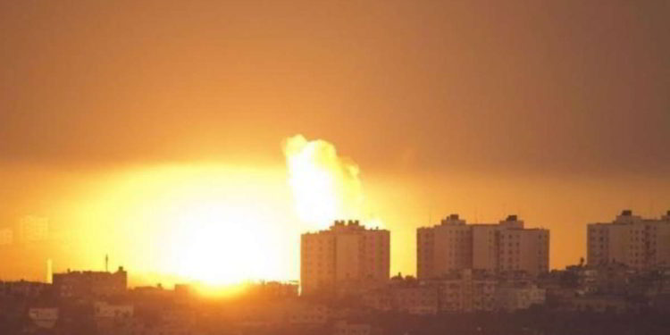 Cazas, tanques y helicópteros de Israel atacaron posiciones de Hamas en Gaza en represalia por ataques incendiarios