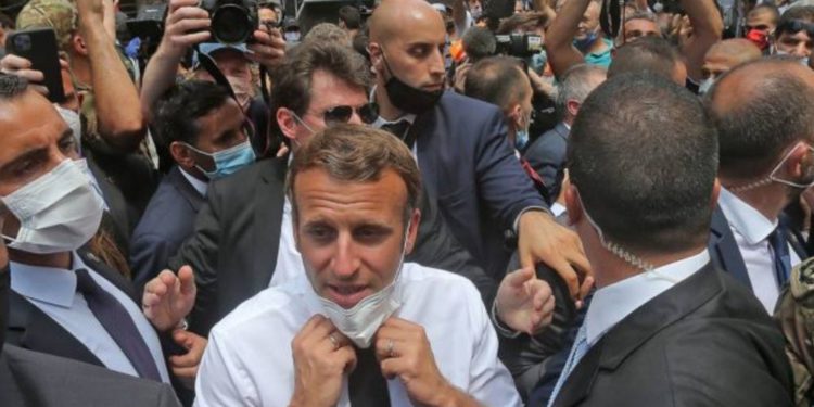 Macron promete ayuda a Beirut mientras la multitud pide el fin del “régimen” libanés