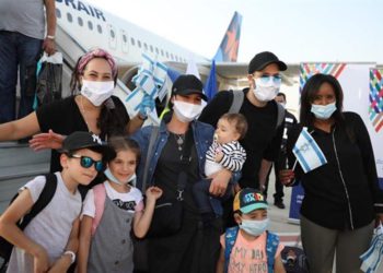 140 nuevos inmigrantes llegan a Israel desde Francia