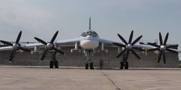 Rusia transforma su bombardero Tu-95 en un porta misiles de crucero