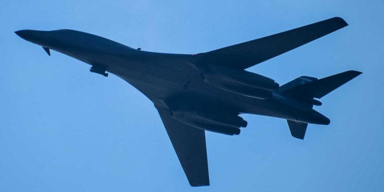 Fuerza Aérea de EE. UU. vuela bombarderos B-1 Lancer sobre el Mar de Siberia Oriental