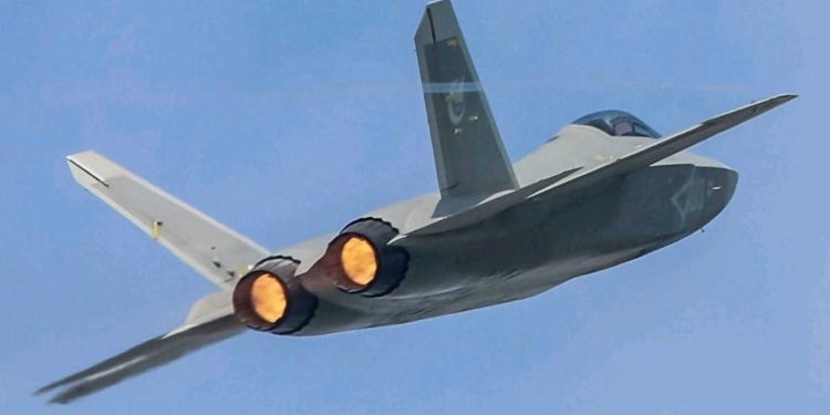 El caza furtivo FC-31 de China pretende igualar al F-35 de Estados Unidos