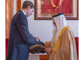 Jared Kushner entrega un rollo de la Torá al rey de Bahréin