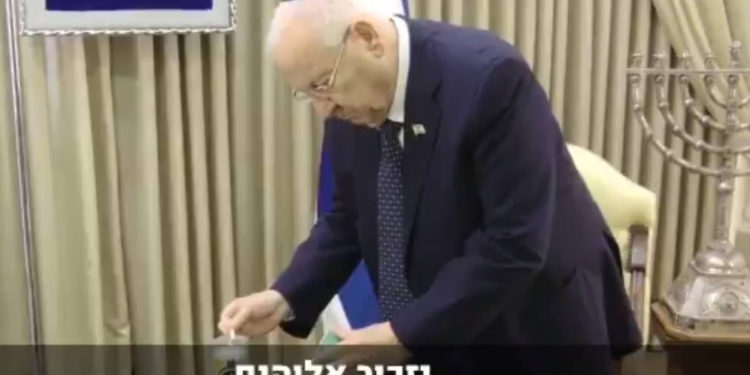 Video: El presidente de Israel enciende vela conmemorativa por las víctimas del coronavirus