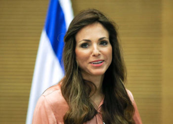 Ministra israelí habla con parlamentaria judía de Bahrein