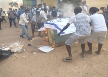 Manifestantes de Sudán queman bandera de Israel en mitin