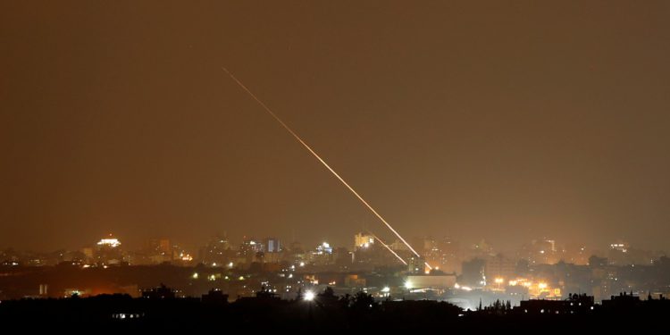 Hamás ataca las comunidades cercanas a Gaza minutos antes del alto el fuego
